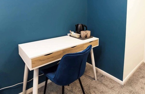 Oldham House | Cosy Large Ensuite Room in the Heart of Oldham