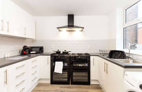 Oldham House | Cosy Large Ensuite Room in the Heart of Oldham