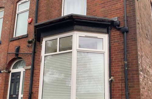 Oldham House | Cosy Large Ensuite Room in the Heart of Oldham