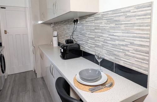 Leicester House | Cosy LongStay: Breakfast, Games, Parking&Projector