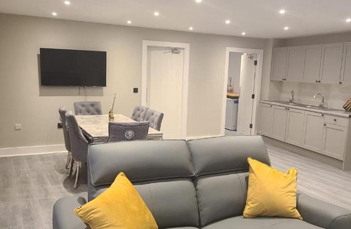 Blackburn House | Cosy Private Ensuite Room in Central Blackburn