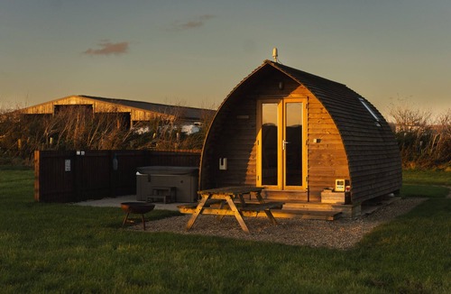 Grantham Cabin | Cosy Rural Cabin with Electric Hot Tub