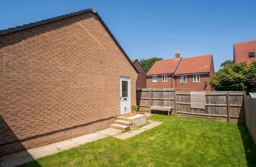 Woodford Halse Apartment | Cosy Studio Apartment with Parking & Garden