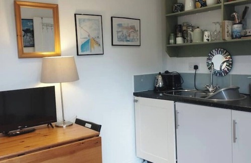 Leamington Spa Apartment | Cosy sunny private self-contained studio close to the town and train station
