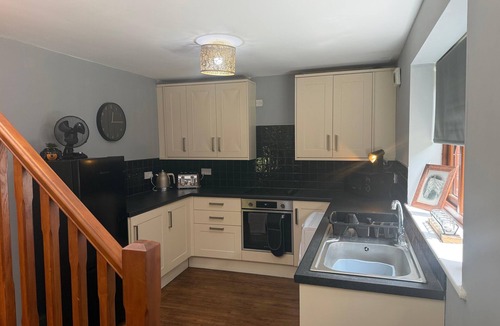 Sibford Gower House | Cottage Sleeps 8 - Garden, Bbq, Pet-Friendly