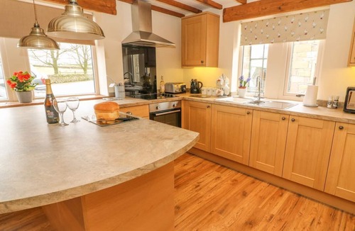 Cowling Cottage | COTTAGE, WiFi, enclosed patio, near Cowling