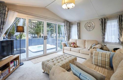 Pocklington House | Country Cabin with Hot Tub