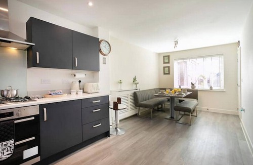 Edwalton House | Countryside Comfort near Sharphill Woods