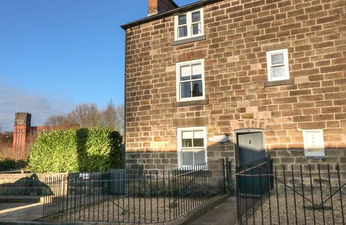 Belper Cottage | COUPLING COTTAGE, pet friendly, with hot tub in Belper