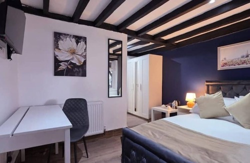 Stotfold Bed & Breakfast | Courtyard Lodge -Room 8 on suite