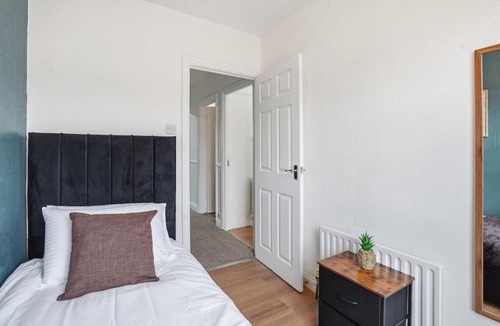 Wyken House | Coventry Contractor Hub - 4BR House with Free Parking and Patio