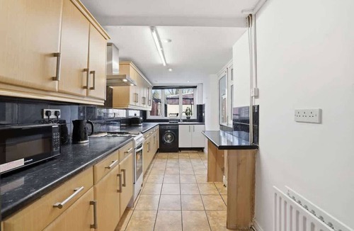 Wyken House | Coventry Stylish 4BR Home | Free Parking & Patio