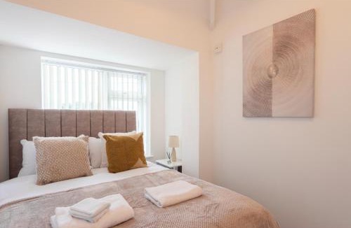 Salford Apartment | Cozy 3 BD House, Perfect for Large Group of 6
