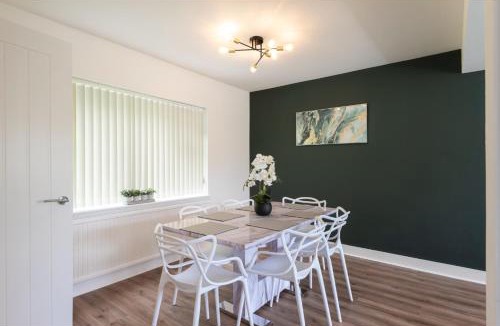 Salford Apartment | Cozy 3 BD House, Perfect for Large Group of 6