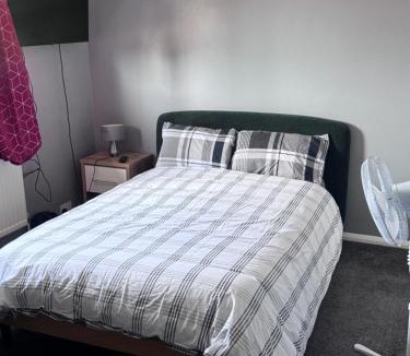 Bedford House | Cozy and Charming Double room with Workspace