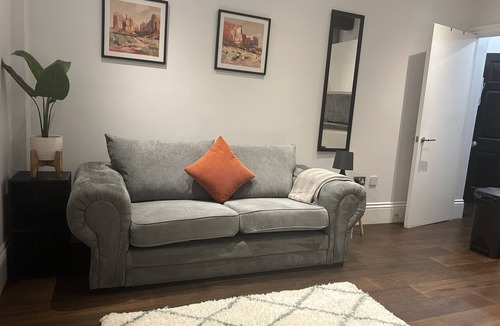 Bedford Apartment | Cozy Bedford 2-Bed Apt + Parking