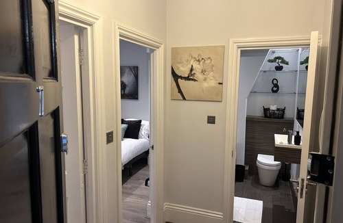 Bedford Apartment | Cozy Bedford 2-Bed Apt + Parking
