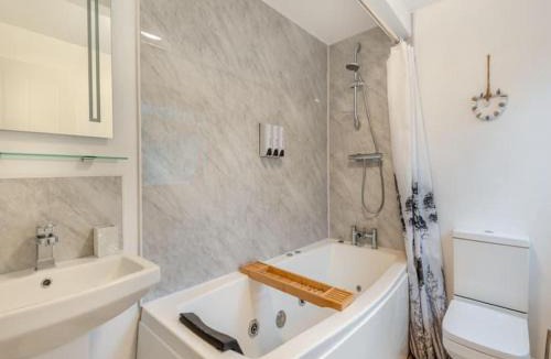 Clumber Park House | Cozy Countryside Cottage Retreat in Elkesley