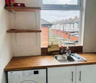 Manchester House | Cozy Guest Room in Central Manchester - Ideal for Short Stays