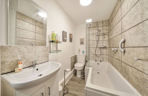 Barton-upon-Humber Cabin | Cozy Lodge sleeps 4 in Barton-upon-Humber