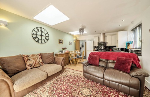 Barton-upon-Humber Cabin | Cozy Lodge sleeps 4 in Barton-upon-Humber