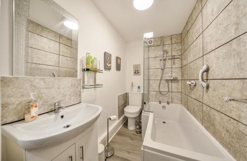 Barton-upon-Humber House | Cozy Lodge sleeps 4 in Barton-upon-Humber