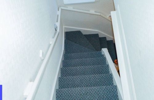 Cradley Heath House | Cradley Manor - Spacious 6 Bedroom House