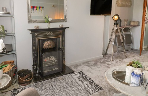Bretforton Cottage | CROMPTON COTTAGE, romantic, with open fire in Bretforton