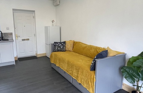Earls Barton Cottage | Daffodil