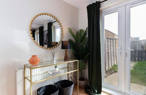 Darlington House | Darlington 3BR – Bright, Spacious & Stylish