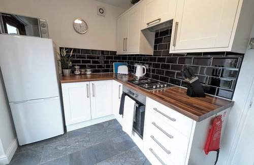 Rossington House | Dean House-Parking-Dog friendly-Kitchen-Contractors-Leisure-Fast WiFi