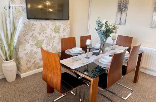 Cannock House | Delightful 2 bed detached home with secure parking