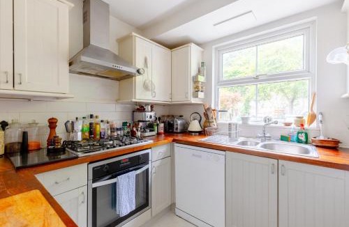 Tollington House | Delightful 3BD Home with Garden in North London
