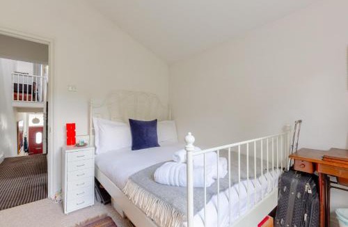 Tollington House | Delightful 3BD Home with Garden in North London