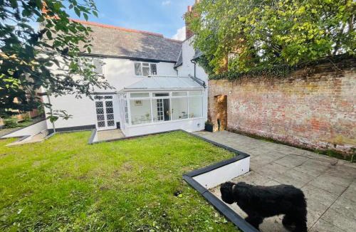 Bracknell House | Delightful Period House with Sauna & Games Tables