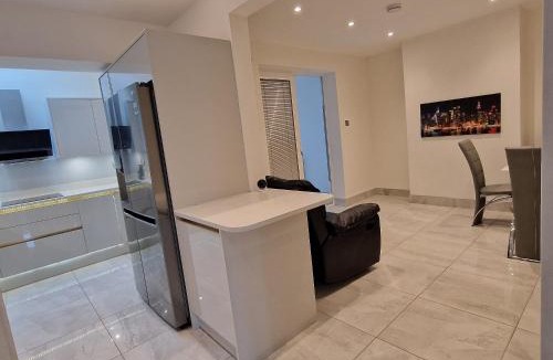 Farnworth Apartment | Delightful & Spacious Guest House in Farnworth Near Bolton Hospital