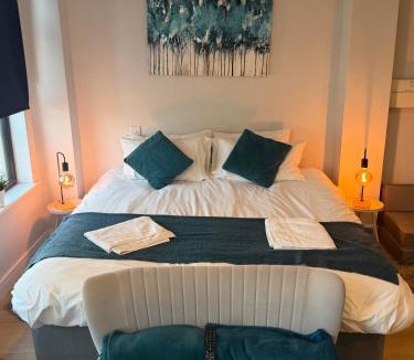 Northampton House | Deluxe Apartment- Heart of Market Square room 2