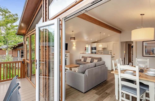 Skegness Ski Chalet | Deluxe Lodge, parking, ensuite, decking, hot tub 6