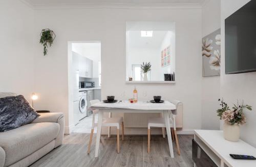 Offerton House | Denton Luxury Home - Sleep 8 - Speedy Wi-Fi - Free On-Site Parking
