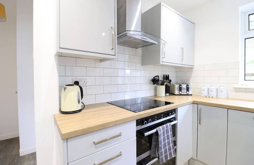 Northampton House | Detached Bungalow Driveway Parking Excellent Location Fast WiFi Garden Self-Check-In Yoko Property