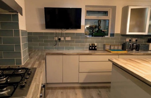 Baildon House | Detached house luxury 6 beds, Fast WiFi, pets allowed and Hot-tub.