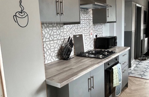 Frampton House | Detached House Sleeps 5 with Garden and Parking