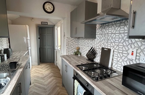 Frampton House | Detached House Sleeps 5 with Garden and Parking