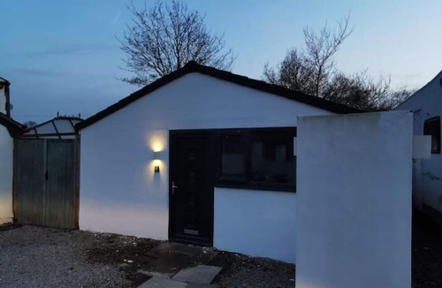 Barnsley House | Detached, newly converted annex with private entrance and free parking
