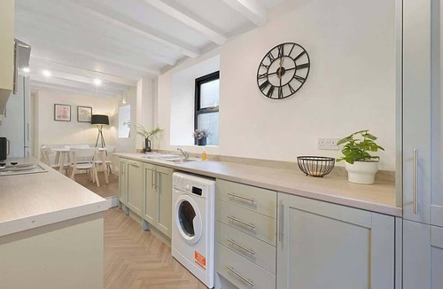Bowes House | Detached three Bedroom Family Home Hot Tub Stay