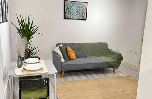 Thornton Heath Apartment | 🌟 Discover London: Elegant One Bedroom Flat Near Crystal Palace 🏡✈️