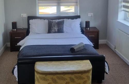 Doncaster House | Doncaster Dream House Retreat- Sleeps 9