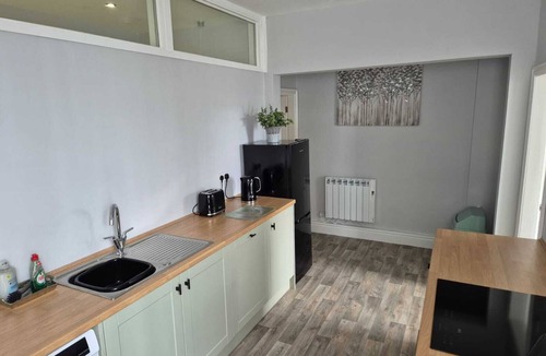 Richmond Apartment | Dots Place - Cosy Comfortable Apartment with Parking Space