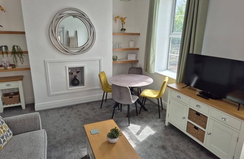 Richmond Apartment | Dots Place - Cosy Comfortable Apartment with Parking Space