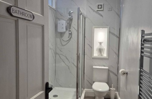 Richmond Apartment | Dots Place - Cosy Comfortable Apartment with Parking Space
